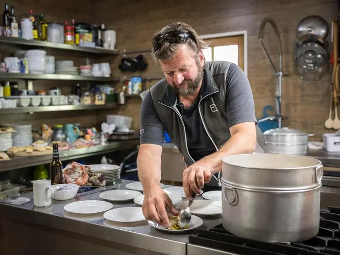 Serviert werden die Momos im Admonter Haus mit einer würzigen Paradeisersoße.