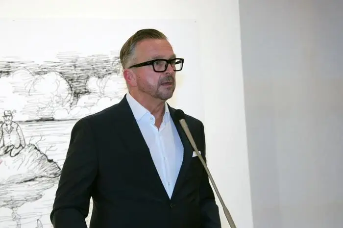 Linhart bezeichnete Murschetz als feinsinnigen, ironischen Vertreter seiner persönlichen Meinung, dessen Arbeiten positioniert sind zwischen ironisch-feinsinnigen Vignetten und deftig sarkastischen Kommentaren.