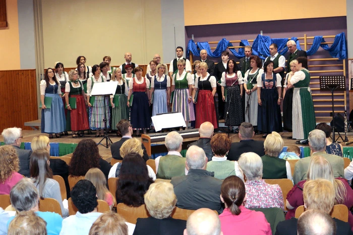 Dem Thema „Übers Wossa“ war das Frühlingskonzert des Singkreises Edelschrott gewidmet.