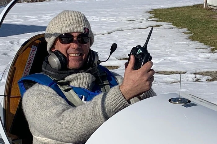 Da der Flugplatz derzeit mit Schnee bedeckt ist, kann man nur mit montierten Skiern starten.