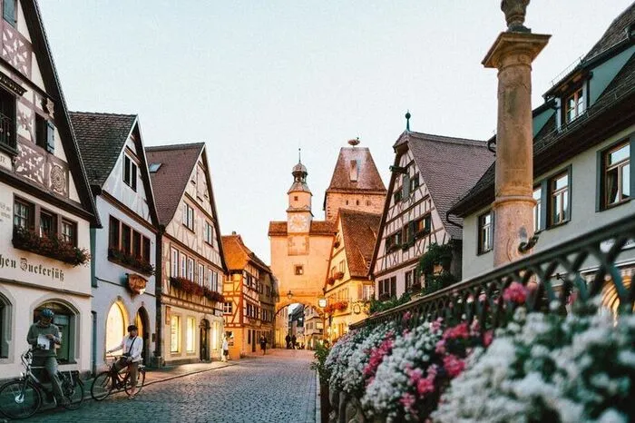 Rothenburg ob der Tauber, Deutschland. Das Mittelfränkische Rothenburg ob der Tauber begeistert mit seiner wunderschönen Altstadt so sehr, dass mittlerweile jährlich über 2 Millionen Besucher in die Fachwerkstadt kommen. Mit gerade einmal 11.000 Einwohnern ist diese Kleinstadt wahnsinnig beliebt. Bekannt ist Rothenburg ob der Tauber durch eindrucksvolle Sehenswürdigkeiten, wie dem Röderbrunnen, dem Renaissance-Rathaus und der Galgengasse. Die Architektur ist einfach atemberaubend. Selbst nach der Zerstörung eines Stadtteils im zweiten Weltkrieg konnten die Lebkuchenhaus-artigen Gebäude so rekonstruiert werden, als sei seit dem Spät-Mittelalter nichts verändert worden.