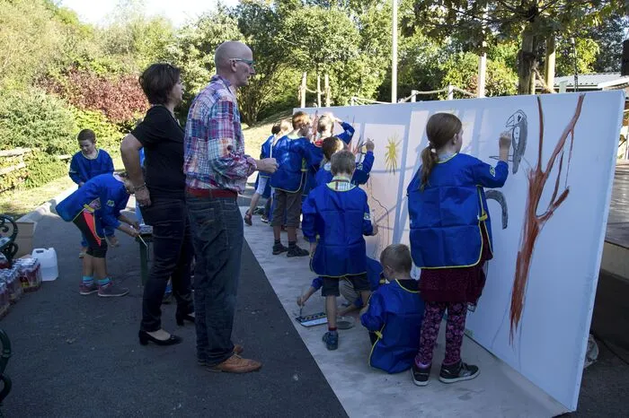 Mit großer Begeisterung malten 20 Schüler/innen der Volksschule St. Johann bei Herberstein an einem Herberstein-Plakat