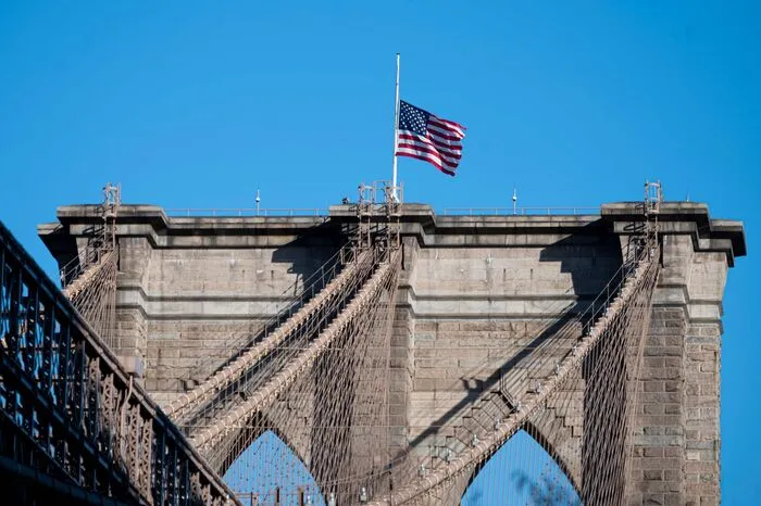 In New York hängen die Flaggen auf halbmast.