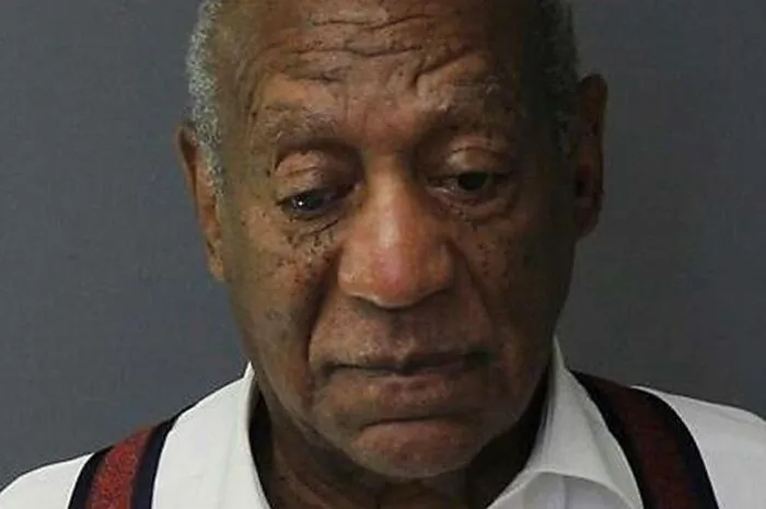 Bill Cosby wurde 2004 wegen Drogenmissbrauchs und Belästigung einer Frau verurteilt. Später, im Laufe der Jahre, wurden ihm von über 60 weiteren Frauen Vergewaltigungen, sexuelle Übergriffe sowie Belästigung vorgeworfen. Er wies jegliche Schuld von sich.