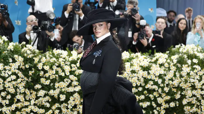Für den Überraschungsmoment des Abends bei der Met Gala 2025 sorgte Popstar Rihanna: Die 37-Jährige erschien zur Überraschung aller mit einem runden Babybauch auf dem Red Carpet und machte ihre dritte Schwangerschaft damit öffentlich.