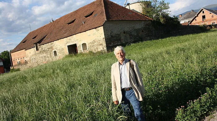 Ulrich Habsburg-Lothringen vor seiner Liegenschaft in St. Andrä, die er für die Asylwerbern umbauen würde