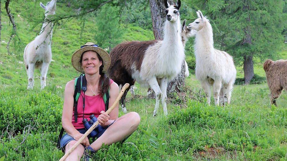 Karen Bensinger, Halterin auf der Litzlhof Alm, betreut heuer 195 Tiere, darunter 38 Lamas