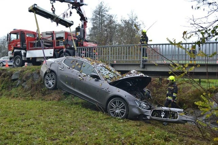 6. November: Ein 19-Jähriger kam aus ungeklärter Ursache mit seinem Auto von der regennassen Fahrbahn ab. Der Zivildiener war mit dem Maserati seiner Eltern auf dem Weg zur Arbeit.