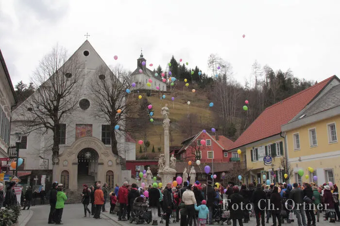 Auf dem Schwanberger Hauptplatz ließen die Kinder ihre Luftballons in den Himmel steigen.