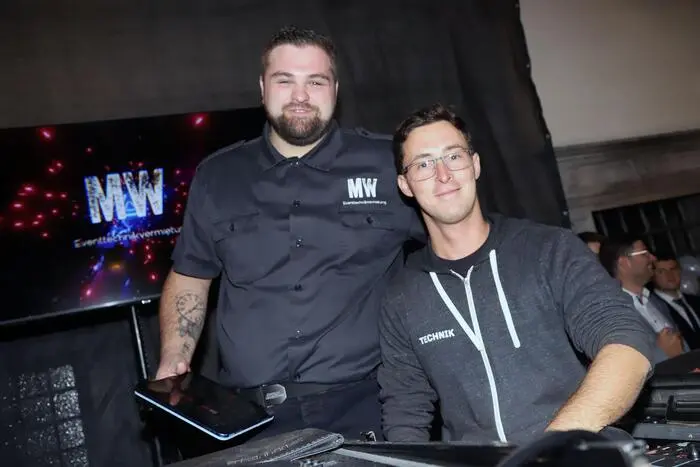 Am Foto von links: Andreas Morbacher (Tontechniker) und Markus Neuwirther alias „DJ- Neipe“.