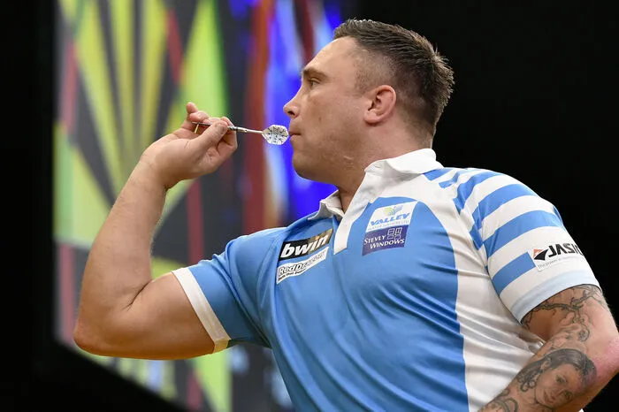 Die Nummer drei der Welt hatte zuvor bereits eine andere Sportkarriere eingeschlagen. Im Rugby spielte der Waliser durchaus erfolgreich und schaffte es sogar in das U21-Nationalteam. Im Darts gehört er nun zur absoluten Welt-Elite und zu den heißesten Titelanwärtern bei der WM. Spitzname: The IcemanAlter: 35Nation: WalesWeltrangliste: 3.