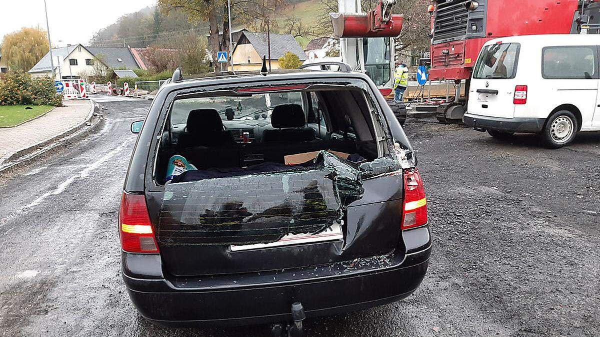 Das Auto wurde bei dem Unfall schwer beschädigt, zwei Personen mussten ins Krankenhaus