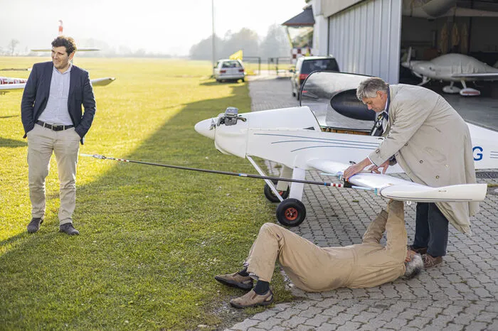 Voller Körpereinsatz beim Montieren der Messgeräte an der MC 30 "Luciole".