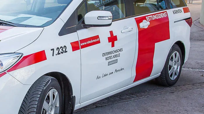 Die Rettung brachte den Verletzten ins Krankenhaus Spittal/Drau