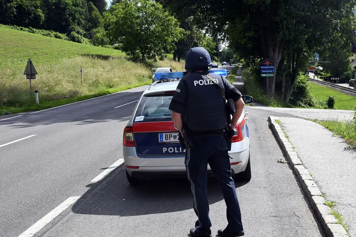 Der Mann konnte sich selbst befreien und die Polizei verständigen. Eine Alarmfahndung ist im Gang.