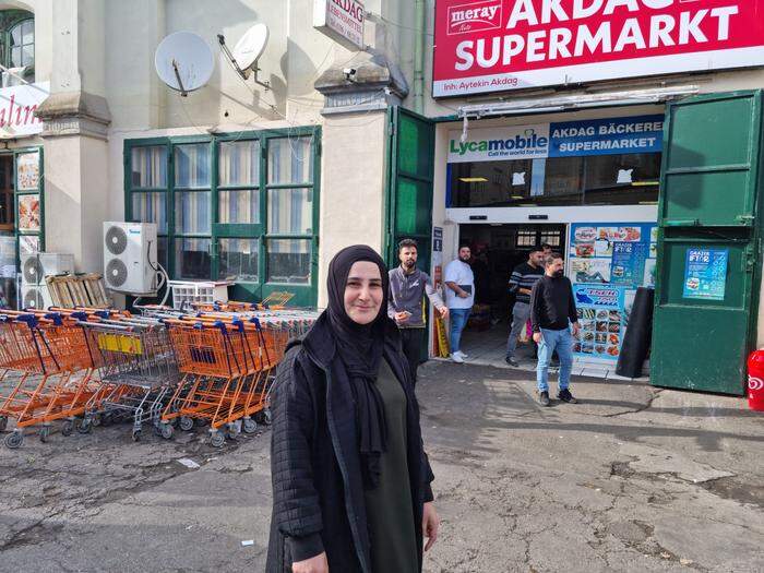 Mekke Akdag (33) leitet mit ihrer Familie den Supermarkt gegenüber von der Mühle