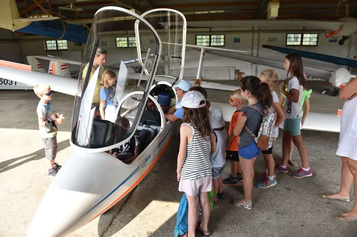 Die Mitglieder des Askö Flugsportclubs Weiz zeigen den Kindern den Platz und die dort stationierten Segel- und Motorflugzeuge.