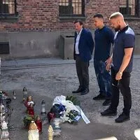 Christoph Heubner, Vizepräsident des Internationalen Auschwitz Komitees, Farid Bang und Kollegah in Auschwitz