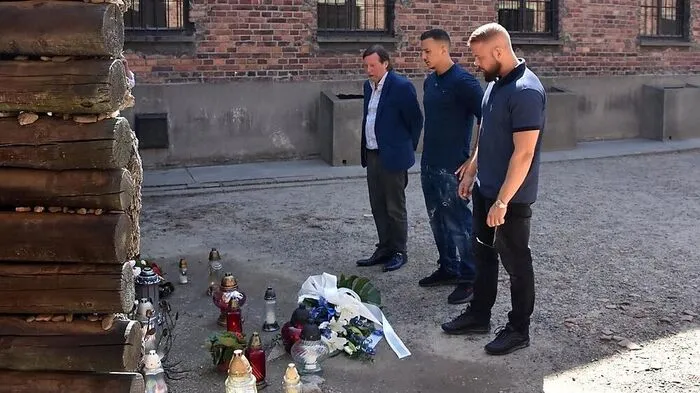 Christoph Heubner, Vizepräsident des Internationalen Auschwitz Komitees, Farid Bang und Kollegah in Auschwitz