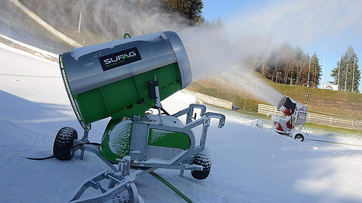 Kein Naturschnee in Sicht: In der Villacher Alpenarena ist man auf Schneekanonen angewiesen