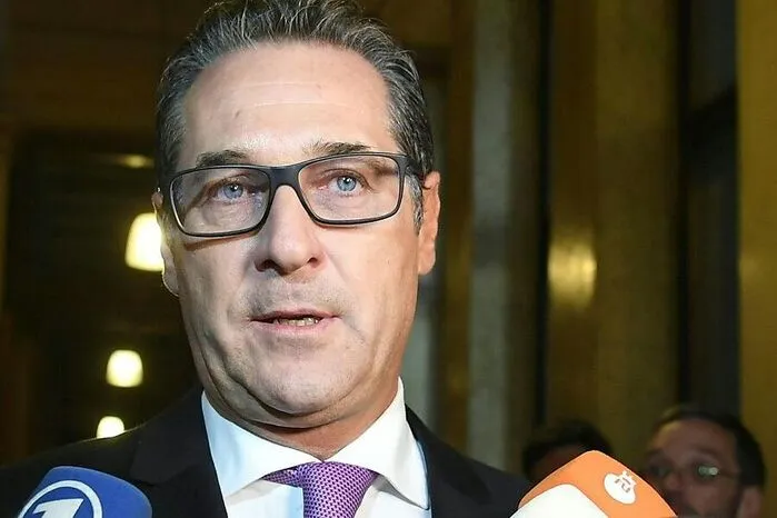 Strache zu Kern: "Ihr erstes Jahr als Bundeskanzler haben Sie sich sicher anders vorgestellt, aber vielleicht war es auch schon Ihr letztes Jahr. An Ihnen sieht man, wie rasch die Aura eines Wunderwuzzi oder Messias verschwinden kann. Das sollte jetzt auch Kurz im Blick haben, eine hohle Fassade kann manchmal sehr kurzlebig sein."