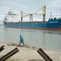 Ein Containerschiff nahe dem ukrainischen Donauhafen Ismajil