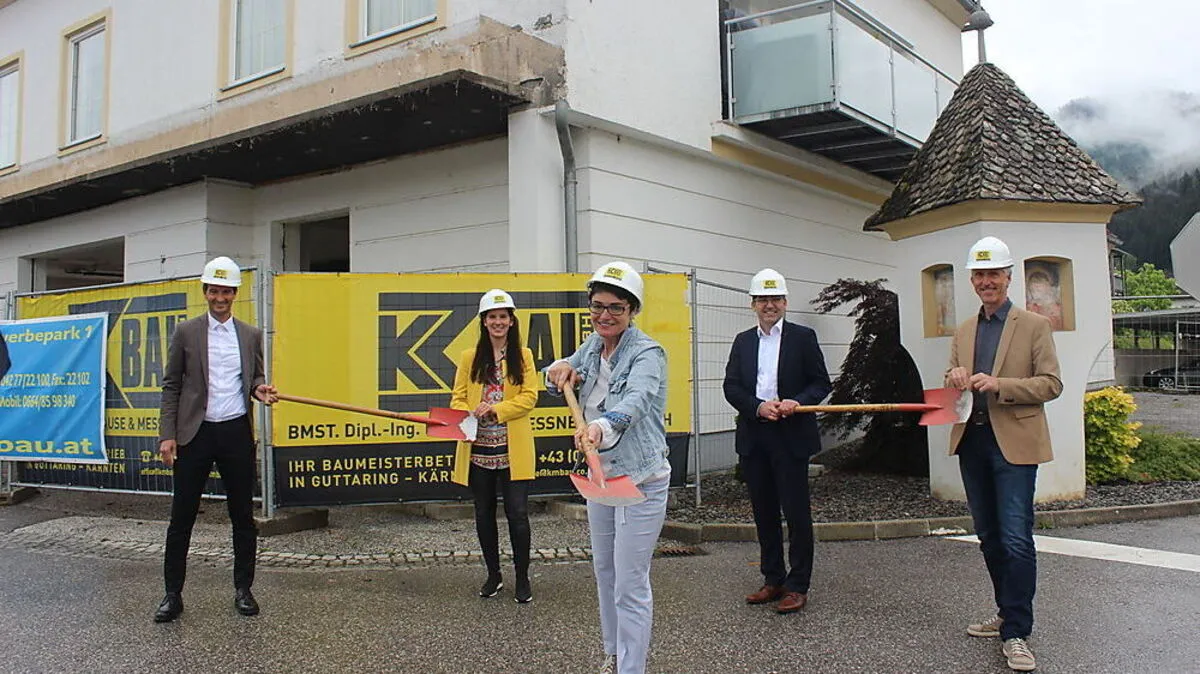 Von links: Jürgen Rotschnig mit seiner Schwester Heike Thamm, Beate Prettner, Burkhard Trummer und Andreas Jesse beim Spatenstich der geplanten inklusiven Tagesstätte in Brückl 