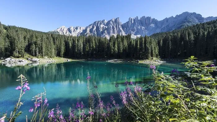 Der Karer See wird im Ladinischen auch „Lec de Ergobando“ (Regenbogensee) genannt