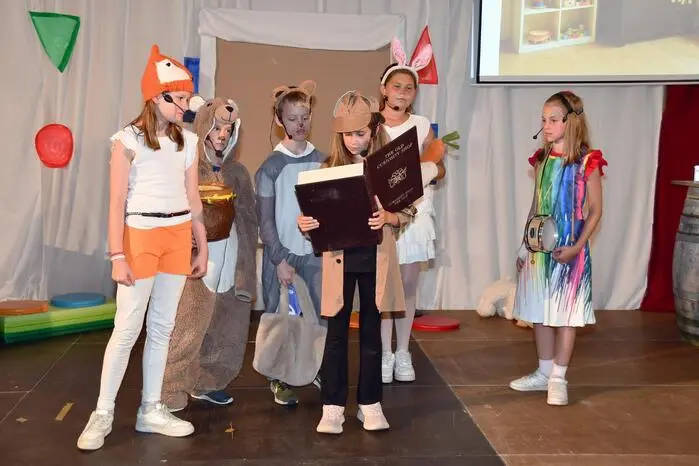 Einstudiert wurde das Stück von allen Lehrerinnen der Schule. Dieses Musical war sozusagen auch der würdige Rahmen, um Direktorin Karin Pichler in den Ruhestand zu verabschieden.