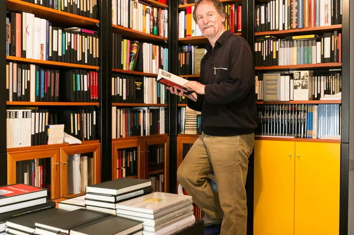 Seinen edlen Büchern hat er feinstes Tischlerhandwerk spendiert: Die Vitrinen hat der Musiker selbst entworfen.