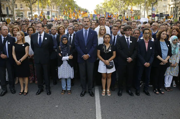 An der Massenkundgebung nahmen auch König Felipe VI., Spaniens Ministerpräsidenten Mariano Rajoy sowie die gesamte spanische Regierung teil.