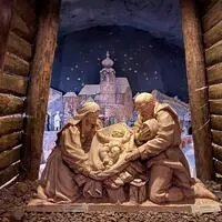 Am Heiligen Abend feiern viele Menschen in der Kirche Christi Geburt