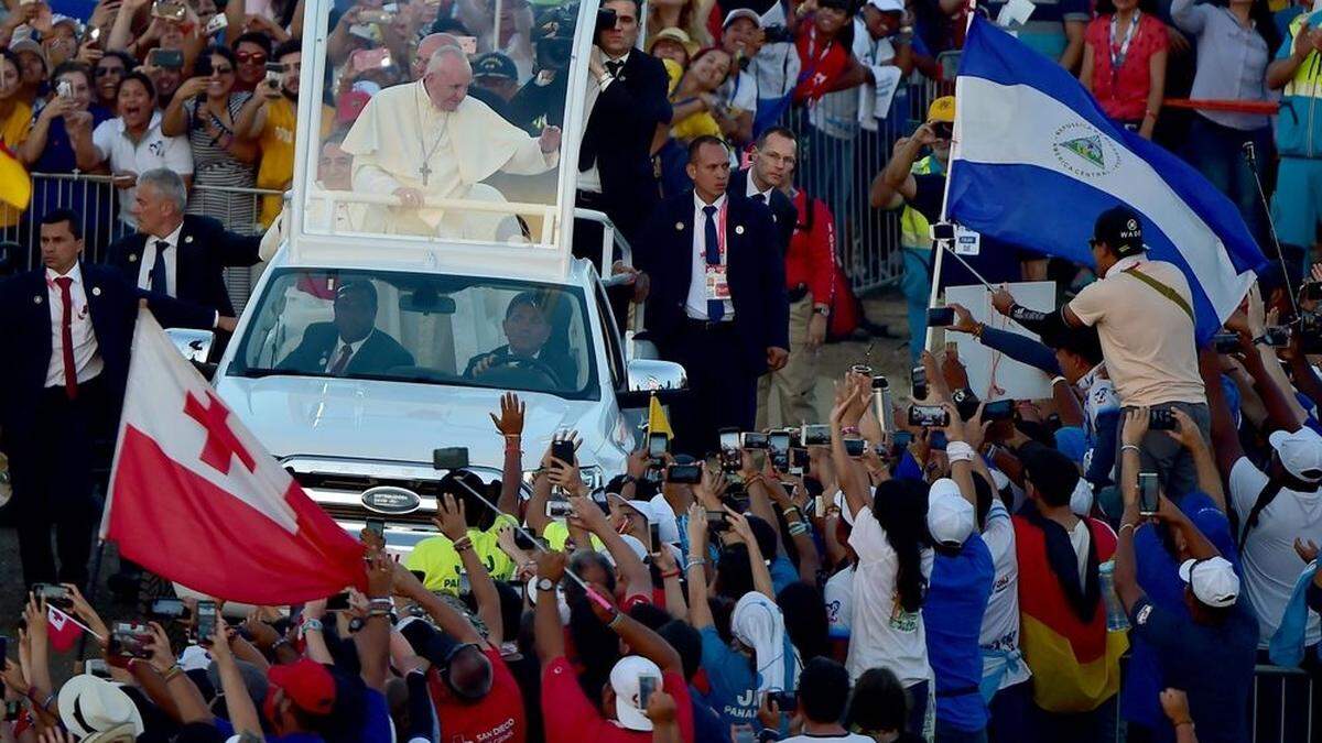 Jubel beim Eintreffen des Papstes im Metro Park