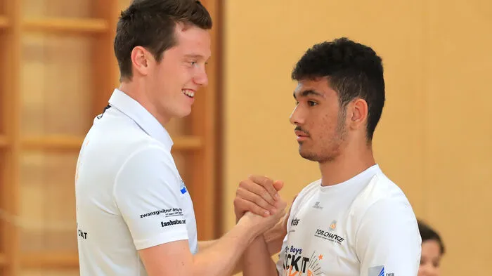 Große Augen machten die Dutzenden Jugendlichen, die jede Woche in Graz ein Fußballtraining absolvieren, das vom Spendenverein Tor.Chance ermöglicht wird. Ausgerechnet Vereinspräsident Michael Gregoritsch (links), ÖFB-Legionär bei Augsburg, trainierte mit den Burschen des Projektes „Kick it like Gregerl“. Außerdem machte auch ÖFB-Teamspielerin und Bayern-Legionärin Carina Wenninger, Schirmherrin für das Frauen-Pendant „Kick it like Carina“, beim Training mit vollem Eifer mit. Hintergrund ist ein Fußballprojekt für Jugendliche mit Migrationshintergrund, das die Integration fördern soll. „Es ist toll, dass wir in der Form helfen können. Wir unterstützen fünf tolle Projekten, davon drei regelmäßig“, sagt Vizepräsident Matthias Gregoritsch.