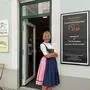 Bettina Grieshofer vor der „Manufaktur“ in Bad Aussee