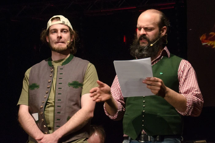 Das Publikum wurde dabei nach allen Regeln der Kunst unterhalten, im Laufe des von „Theatermacher“ Christoph Steiner (rechts) inszenierten Abends konnte es neben abwechslungsreichen musikalischen Darbietungen auch die Spezies des Sinabelkirchners anhand von humorvollen Sketches und nicht ganz ernst gemeinten Gesangseinlagen kennen lernen.