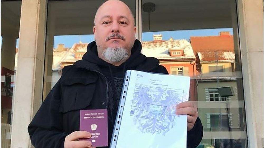 Nach 44 Jahren hält Michael Scheucher erstmals einen Staatsbürgerschaftsnachweis und einen offiziellen Reisepass in Händen 