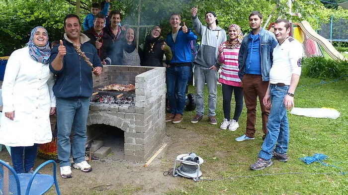 Nach den Arbeiten gab es ein Abschlussfest, bei welchem der erbaute Griller bereits auf die Probe gestellt wurde