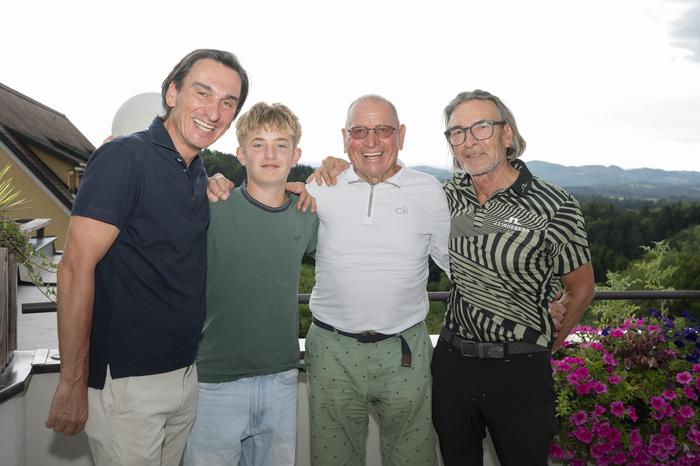 Ewald Eckl, Obmann bit social (r.) und Stephan Sticher, Geschäftsführung bit group (l.) mit dem jüngsten und ältesten Teilnehmern des Benefiz Golfturniers Felix Luidold (13) und Gerald Grascher (89)