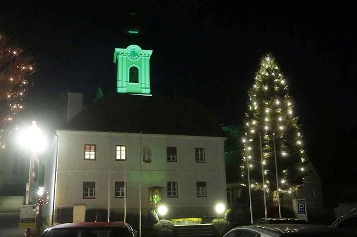 Mit dem strahlenden grünen Licht, dem Symbol für den „Stillen Advent“ in Ilz, wird nach außen hin ein sichtbares Zeichen gesetzt.