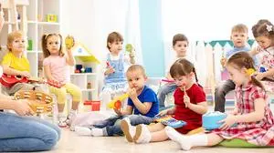 Kritiker suggerieren, Kindergärten seien Eltern durch Zwänge des Arbeitsmarkts auferlegt und gegen die Natur des Kindes