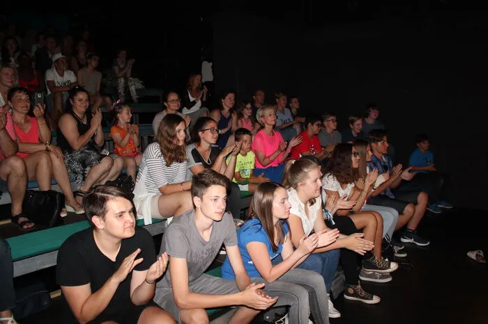 Die 13 Schülerinnen und Schüler ernteten für die selbst erarbeitete, szenische Aufführung von den knapp 100 Zusehern im ausverkauften Theater am Ortweinplatz (TaO) in Graz reichlich Applaus.