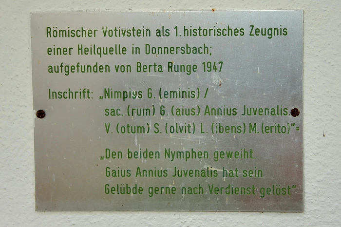 Beschreibung im Schlosshof