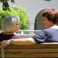 Viele Menschen sehnen sich nach einer Vertrauensperson, mit der sie sich ein bis zwei Stunden pro Woche austauschen können