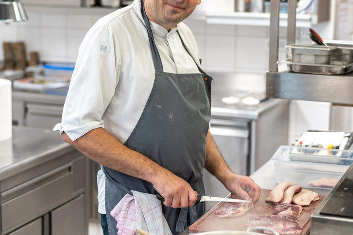 In seiner Küche tobt sich Küchenchef Gregor Săgi kreativ aus