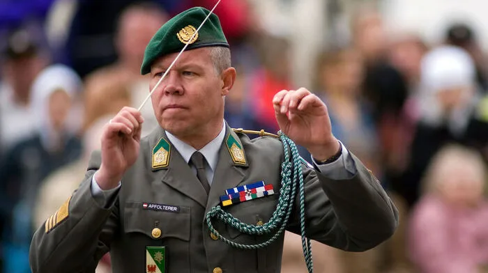 Hannes Apfolterer gastiert mit der Tiroler Militärmusik in St. Jakob
