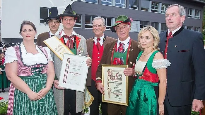 Bezirkshauptfrau Olga Reisner, Klocker, Lindsberger, Landesverbandsobmann Richard Wasle, Wallen- steiner, Bürgermeisterin aus Lienz Elisabeth Blanik und Landtagsabgeordneter Hermann Kuenz