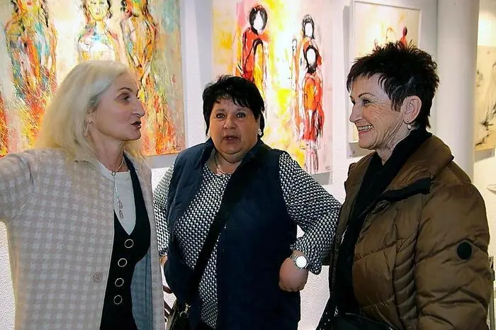 Bürgermeister Bernd Osprian begrüßte die Gäste, die Laudatio hielt Martina Sattler. Für den musikalischen Rahmen sorgte Alfred Prasch. Die Ausstellung ist bis 30. April 2026 zu besichtigen.