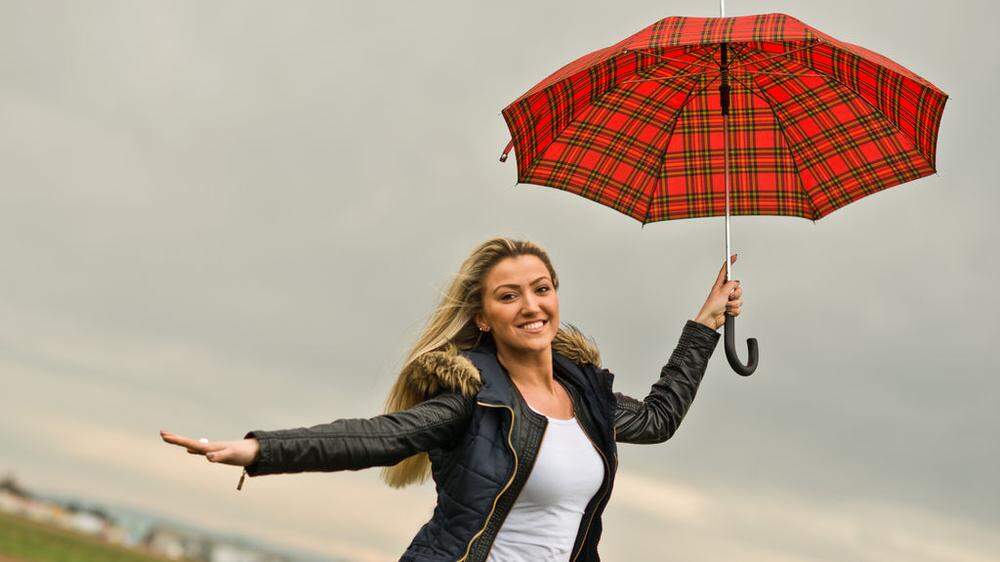 Regenschirm, Gummistiefel und warme Kleidung sind die gefragtesten Accessoires am Wochenende