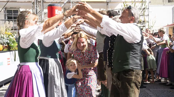 Bei der Quadrille Styrienne zog es zahlreiche Tanzpaare auf den Tanzboden.